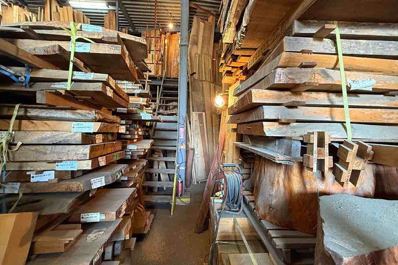 出番を待つ、整理された材木たち