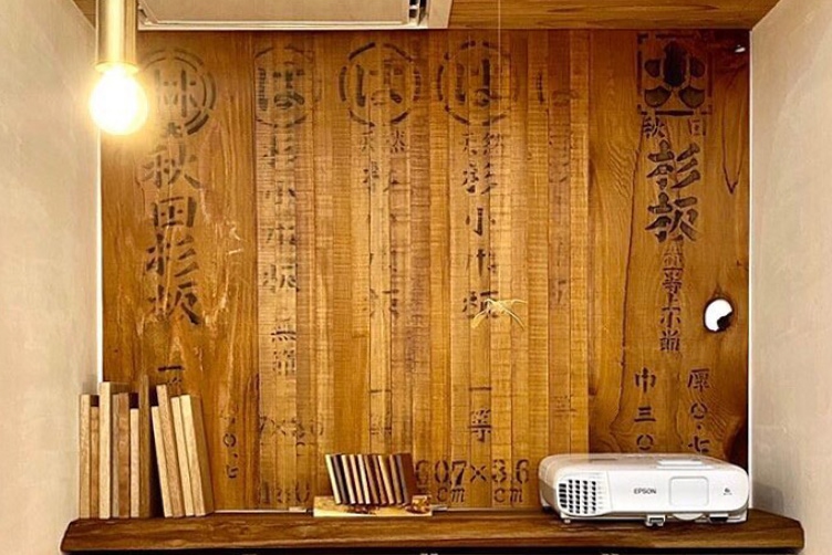 スギの古材を壁に張りました